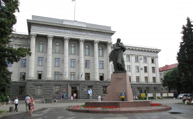 Университет и памятник Тарасу Шевченко в городе Луцке