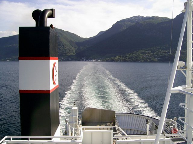 Вид с парома, на котором автор пересекает фьорд