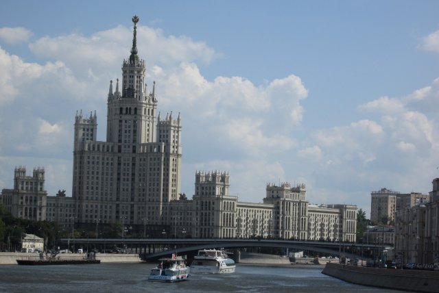 Москва-река и 32-этажный жилой дом, построенный в 1952 году