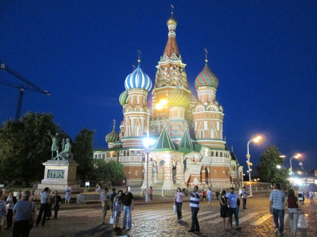 Храм Василия Блаженного и памятник Минину и Пожарскому перед ним слева, вечер