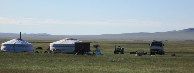 Две юрты богатых скотоводов, имеющих грузовик, мотоцикл, трактор и электроснабжение от солнечных батарей, Восточная Монголия