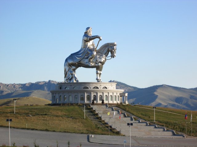 Памятник Чингисхану высотой 40 м. Одноименный мемориальный комплекс находится примерно в 50 километрах к востоку от столицы