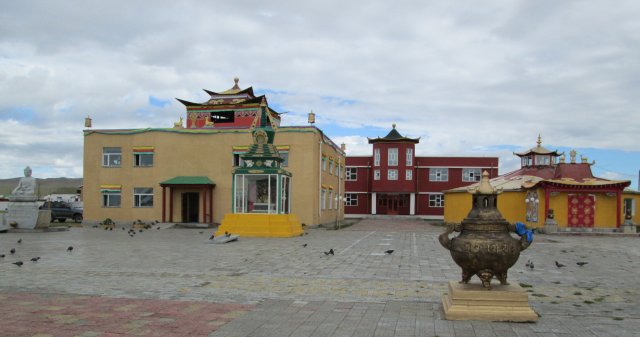 Недавно построенный буддийский монастырь в городе Баянхонгор