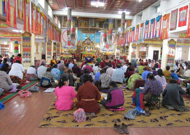 Буддийские паломники в монастыре Гандан в столице Улан-Батор