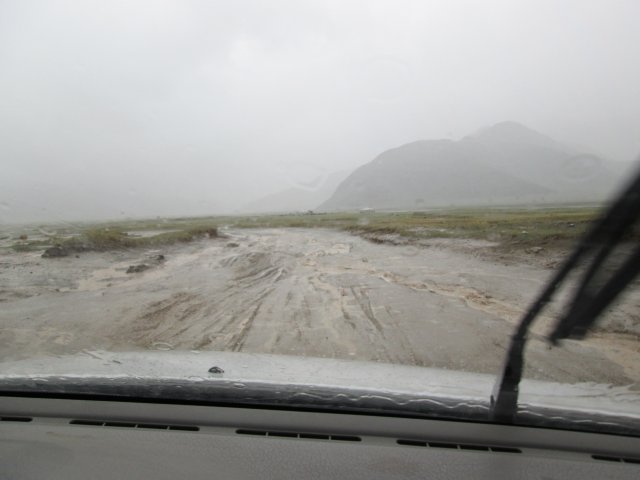По грязным монгольским дорогам в дождливую погоду