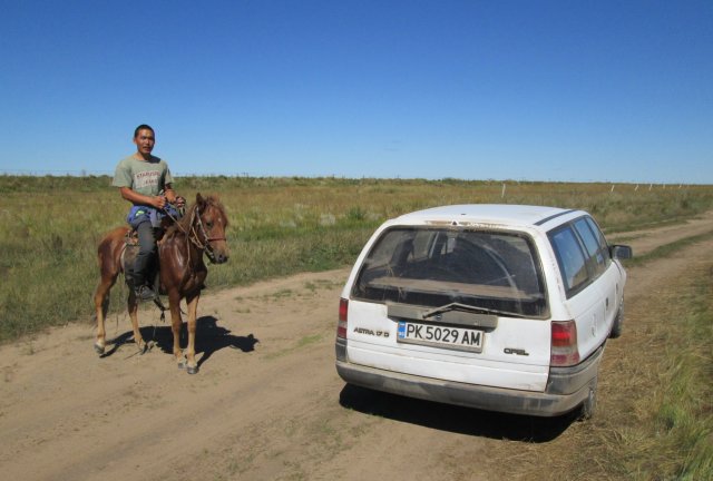 Встреча с молодым монгольцем на лошади в восточной части страны