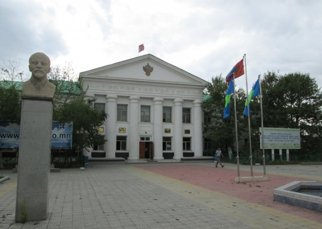Здание областной администрации в городе Улгий