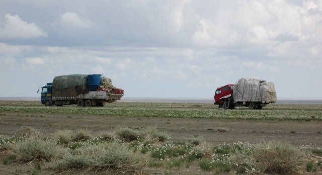 В Монголии грузовики были загружены различными товарами, кузовы максимально забиты