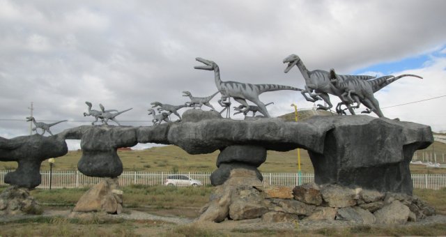 Семья динозавров в городском парке