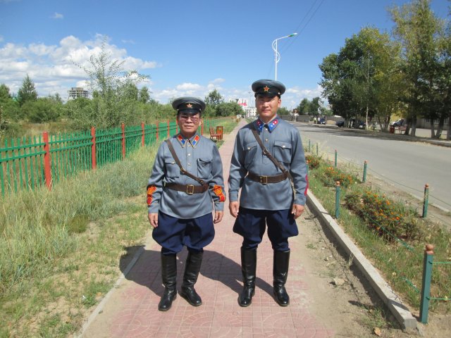 Монголы в форме офицеров 1939 года отправились к площади