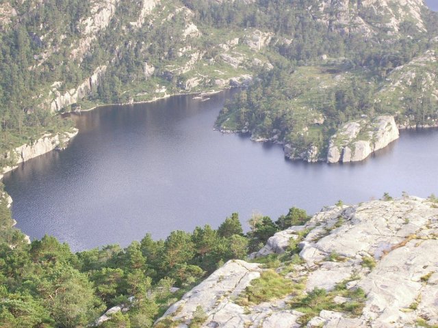 Небольшие озера на пути к Прекестулен