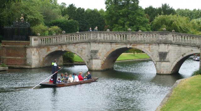 Туристы катаются на лодках с плоским дном