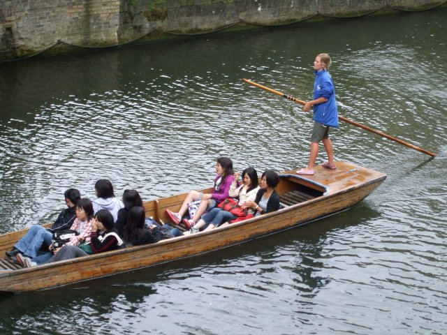 Туристы катаются на лодках с плоским дном