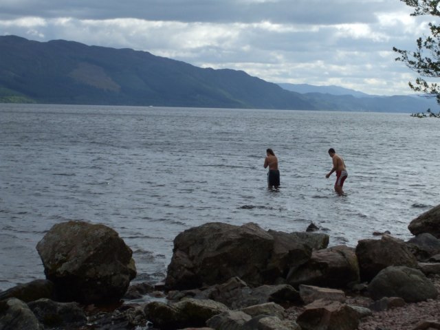 Эти двое молодых людей захотели искупаться в озере Лох-Несс