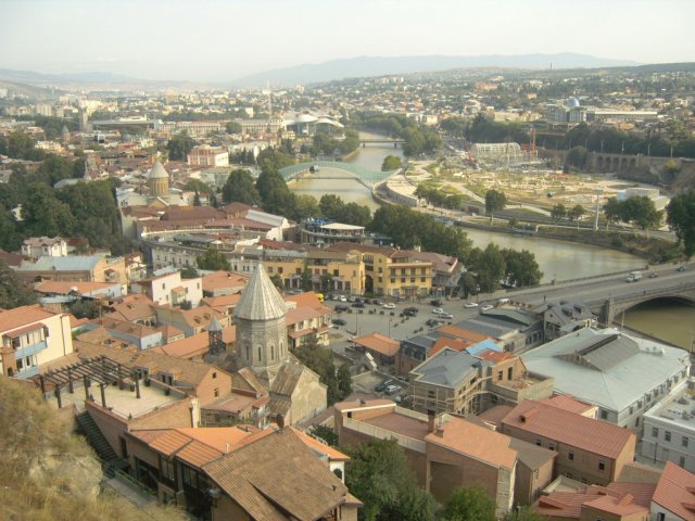 Панорамный вид с крепости Нарикала на Тбилиси и реку Кура
