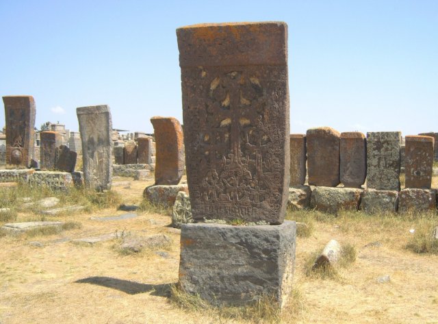 Надгробия с крестами (хачкари) в Норатусе