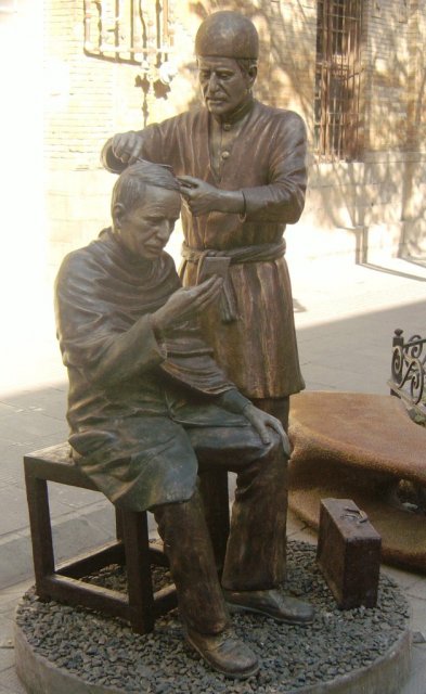 Скульптурные фигуры в Тебризе