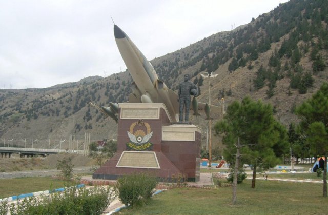 Памятник иранским военным пилотам в Рудбаре