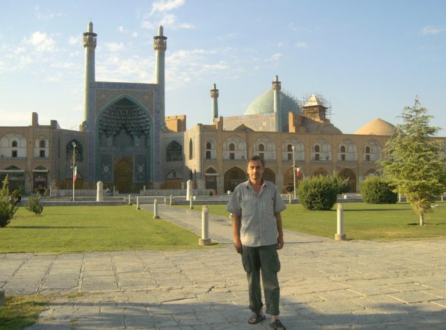 Автор перед Мечетью имамов