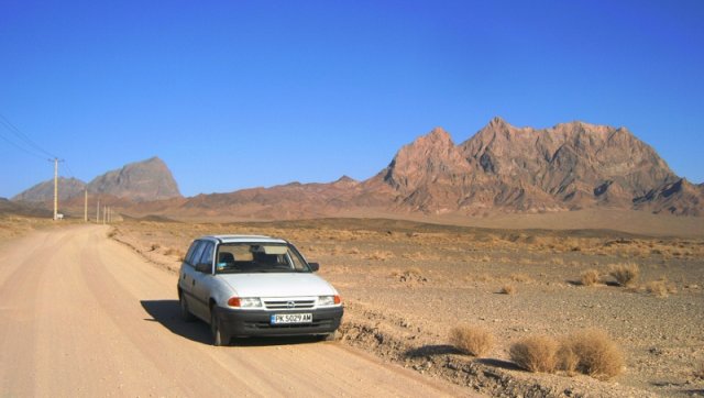Моя машина на дорогах через пустынные районы с голыми скалами