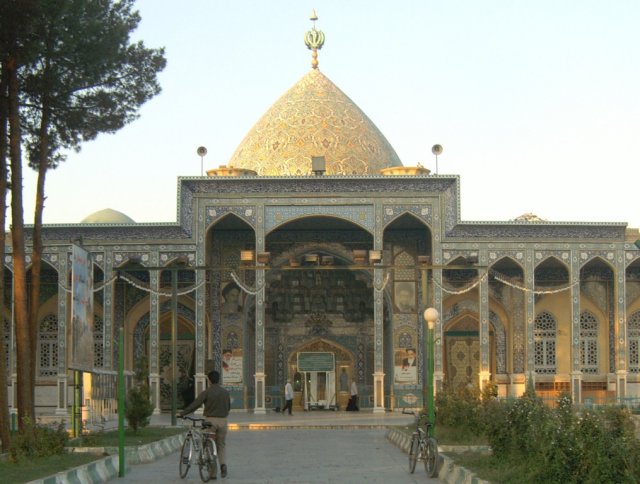 Современная мечеть в одном из новых районов города