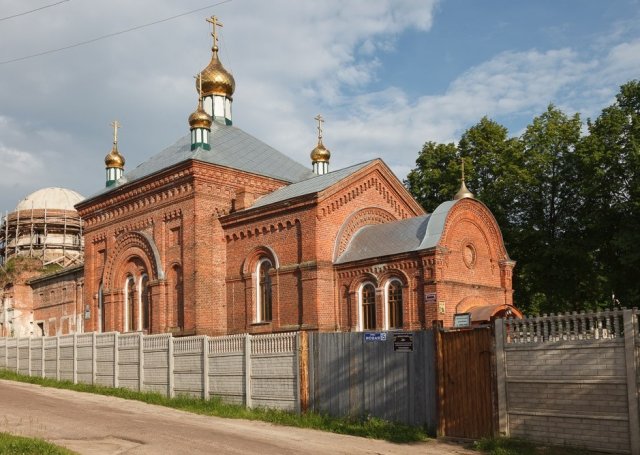 Покровский Климовский мужской монастырь в поселке Климово Брянской области. Слева направо: Покровский собор, Никольская церковь.