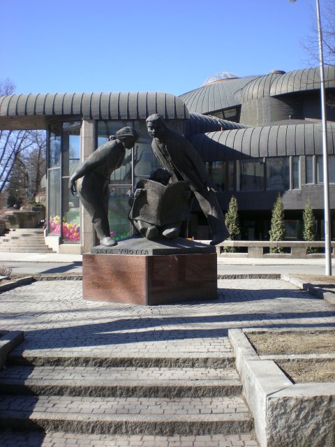 Скульптура "Читатели" у центральной библиотеки Тампере