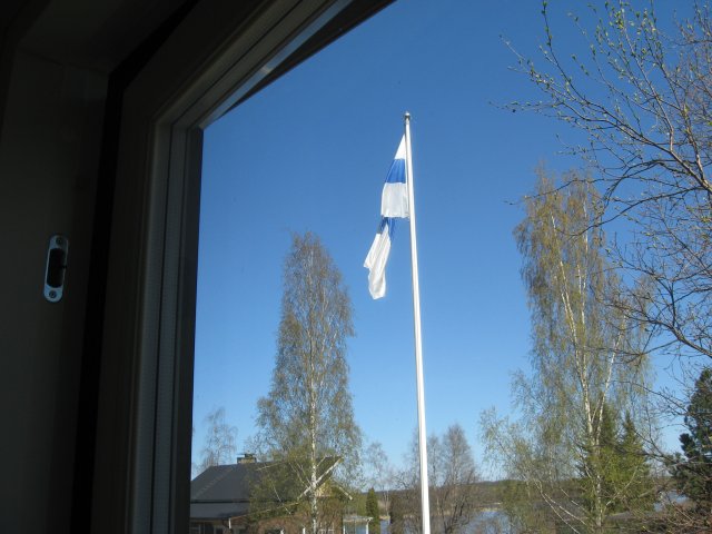 В дни национальных праздников во дворах финских домов поднимают флаги. Обычно они находятся на флагштоке с 9 до 18. Важно: