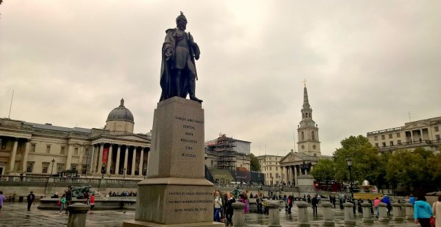 Бронзовая статуя Napier скульптор Г. Адамс стоит на Трафальгарской площади