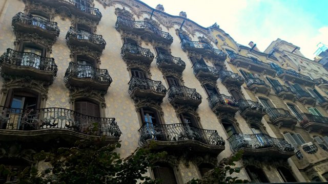 Дом. Ажурные балконы.