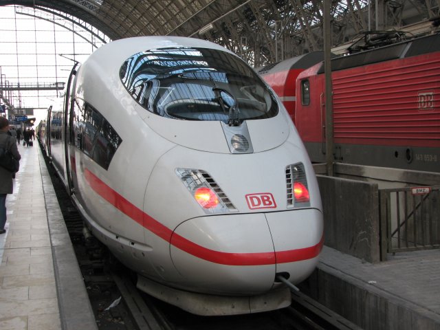 Скоростной поезд ICE на вокзале, Франкфурт-на-Майне