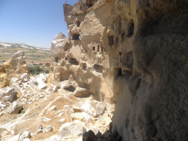 Древние монастыри высоко в скалах