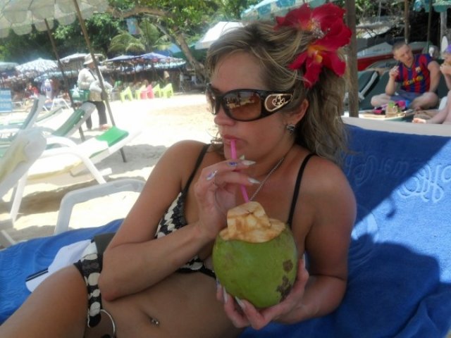 Кокос - любимый напиток на пляже, Таиланд