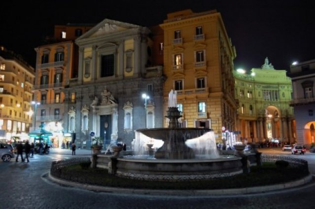 Площадь Триеста и Тренто, Неаполь, Италия