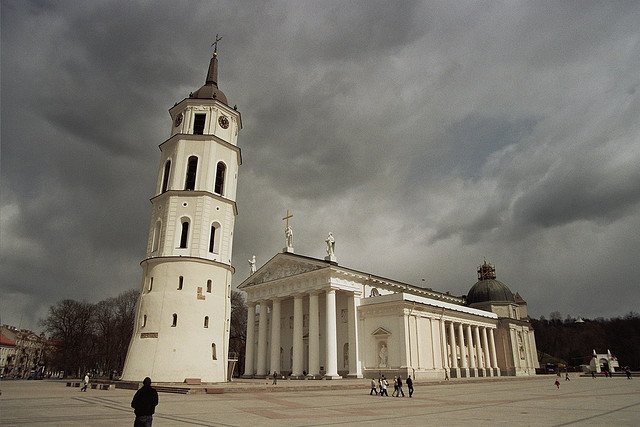 Площадь Кафедрального Собора перед грозой, Вильнюс, Литва