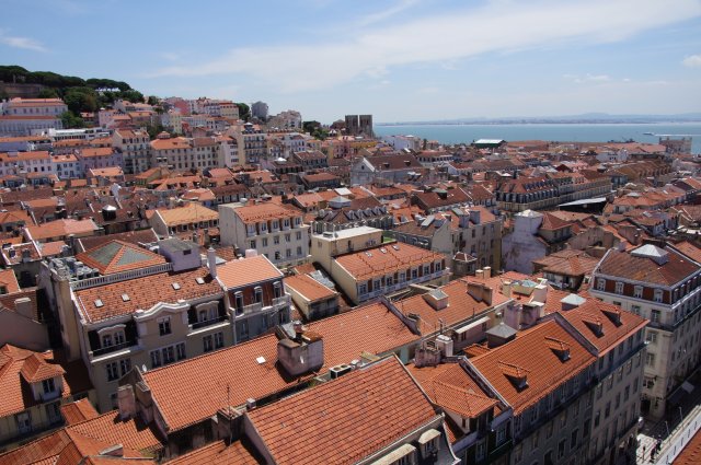 Вид на Лиссабон с подъемника Санта-Жушта, Португалия