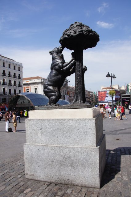 Бронзовый символ Мадрида, Медведица и земляничное дерево