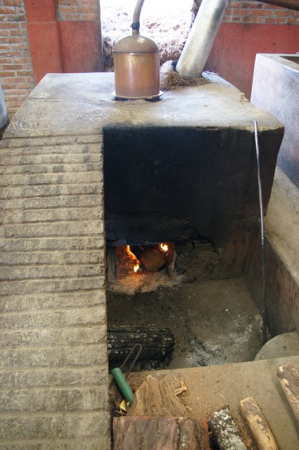 Процесс приготовления мескаля на фабрике, Оахака, Мексика