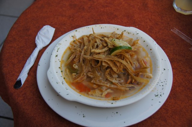 Суп с лепешками, ресторан на площади, Мерида, Мексика