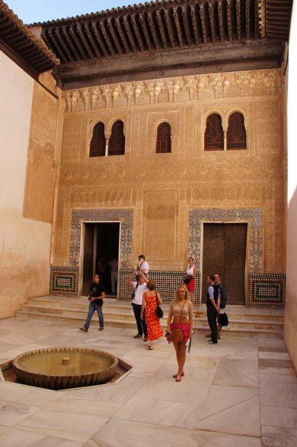 Помещение с богатым орнаментом в Альгамбре, Гранада, Испания