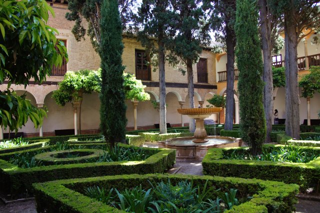 Внутренний дворик в Альгамбре, Гранада, Испания