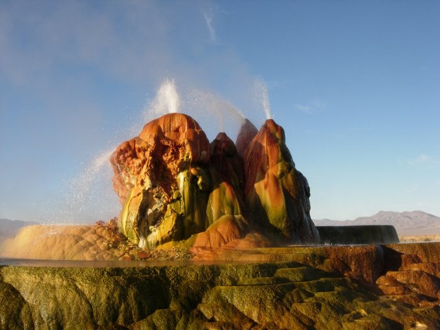 Гейзер Fly Geyser в штате Невада, США