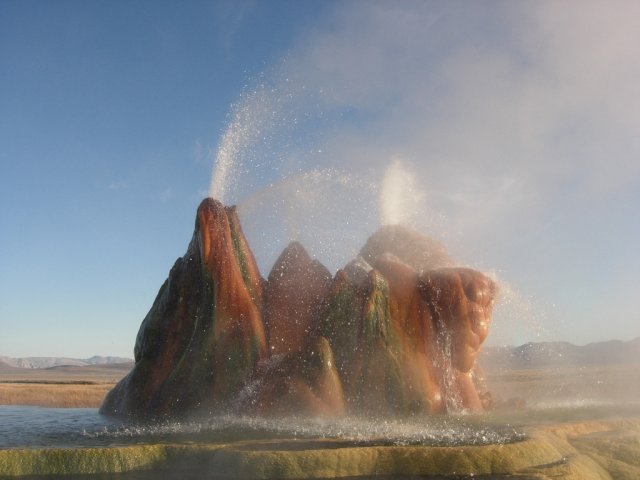 Гейзер Fly Geyser в штате Невада, США