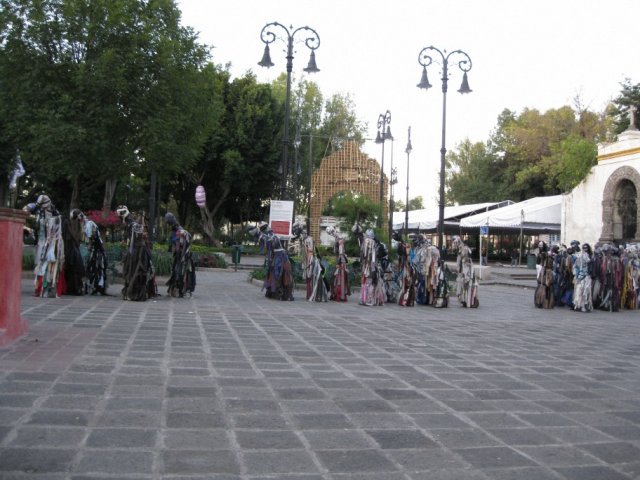 Площадь возле церкви в Мехико