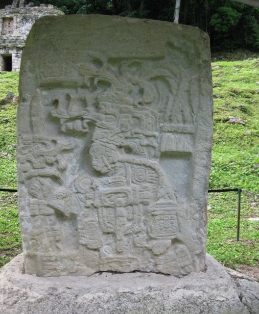Каменная стела с рисунками в Яшчилане, Мексика