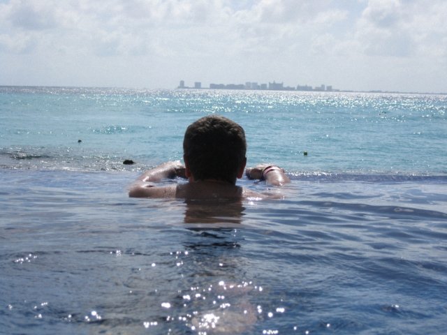 Панорамный бассейн в Гарраффоне. На дальнем плане - отельная зона Канкуна, Мексика