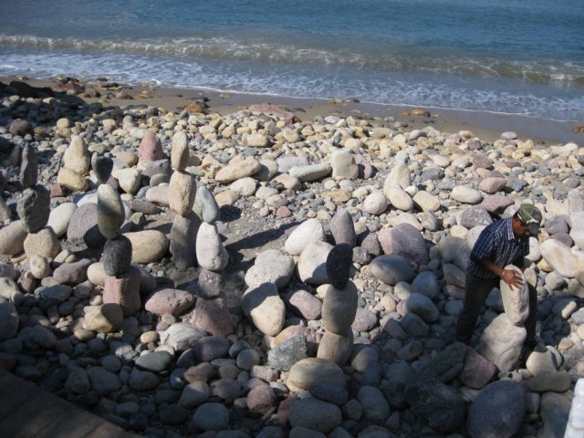 Камни на пляже Лос-Муэртос, Мексика