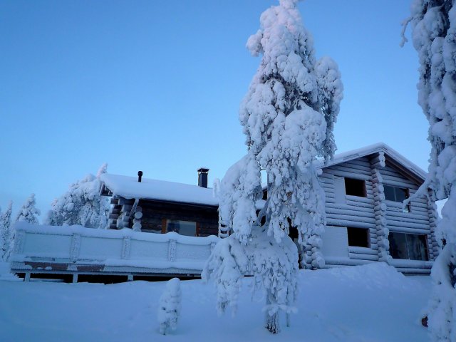 Коттедж, покрытый снегом, горнолыжный курорт Рука, Финляндия