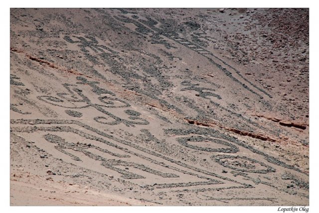 петроглифы на склоне холма (величина каждого около 10-15 метров)