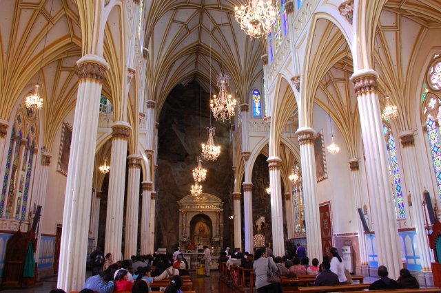 Внутри храма Las Lajas Cathedral Sanctuary, Колумбия